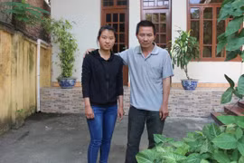 Thí sinh Đặng Thị Huyền và bố. (Ảnh: CTV/Vietnam+)