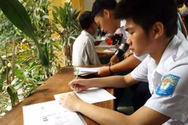 Thí sinh làm thủ tục xét tuyển đại học tại Đại học Bách khoa Hà Nội năm 2016. (Ảnh: Phạm Mai/Vietnam+)