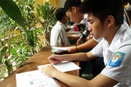 Thí sinh làm thủ tục xét tuyển đại học tại Đại học Bách khoa Hà Nội năm 2016. (Ảnh: Phạm Mai/Vietnam+)