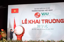 Giáo sư Furuta Motoo, Hiệu trưởng Trường Đại học Việt-Nhật, thực hiện nghi thức đánh trống trong Lễ khai trường. (Ảnh: VNU)