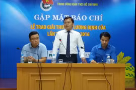 Ông Nguyễn Anh Tuấn chia sẻ thông tin về giải Lương Định Của năm 2016. (Ảnh: PM/Vietnam+)