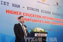 Ông Tom Corrie, Phó Trưởng Phái đoàn Liên minh Châu Âu (EU) tại Việt Nam phát biểu tại diễn đàn. (Ảnh: Quý Trung/TTXVN)