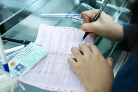 Thi sinh làm thủ tục xét tuyển đại học năm. (Ảnh: Lê Minh Sơn/Vietnam+)