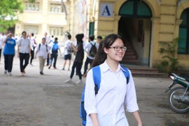 Thí sinh vui vẻ rời trường thi. (Ảnh: Lê Minh Sơn/Vietnam+)