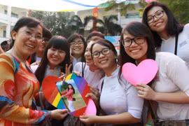 Cô và trò rạng rỡ trong ngày Nhà giáo Việt Nam. (Ảnh: Phương Vy/TTXVN)