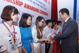 Đại diện Tập đoàn Fuyo trao học bổng cho các sinh viên. (Ảnh: Quý Trung/TTXVN)