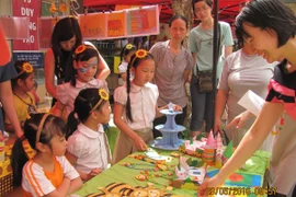 Học sinh tiểu học bán "hàng handmade" làm từ thiện: Học cách cho đi