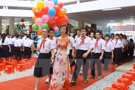 Học sinh nô nức trong lễ khai giảng năm học mới. (Ảnh: Phương Vy/TTXVN)
