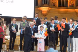 Ban tổ chức cuộc thi Olympic Vật lý quốc tế 2016 trao giải cho em Đinh Thị Hương Thảo. (Ảnh: Bộ Giáo dục và Đào tạo)