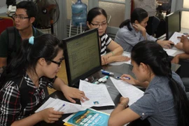 Thí sinh làm hồ sơ xét tuyển đại học. (Ảnh: Phương Vy/TTXVN)