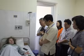 Đại diện Bộ Y tế và Ban tổ chức cuộc thi Olympic Sinh học quốc tế 2016 thăm hỏi thí sinh. (Ảnh: Bộ Y tế)
