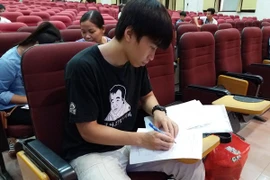 Thi sinh làm thủ tục xét tuyển đại học 2016 (Ảnh: Phạm Mai/Vietnam+)