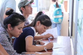 Thí sinh làm thủ tục rút hồ sơ tại Đại học Công nghiệp Hà Nội. (Ảnh: Lê Minh Sơn/Vietnam+)