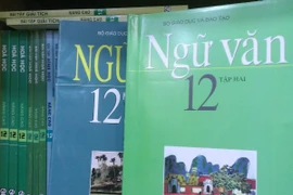 Theo quy định, sách giáo khoa hiện vẫn là một bộ thống nhất trên toàn quốc. (Ảnh: Phạm Mai/Vietnam+)