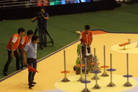 Sinh viên tham gia cuộc thi Robocon. (Ảnh: TTXVN)