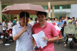 Thí sinh kết thúc môn thi Vật lý. Sáng mai, các em sẽ thi môn Địa lý. (Ảnh: Lê Minh Sơn/Vietnam+)