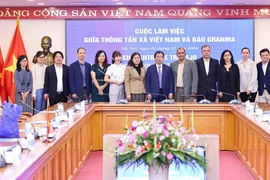 Phó Tổng Giám đốc Thông tấn xã Việt Nam Nguyễn Tuấn Hùng, ông Oscar Alberto Sanchez Serra, Phó Tổng biên tập Báo Granma cùng các đại biểu. (Ảnh: Minh Đức/TTXVN)