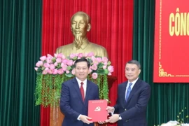 Đồng chí Lê Minh Hưng, Ủy viên Bộ Chính trị, Bí thư Trung ương Đảng, Trưởng Ban Tổ chức Trung ương trao quyết định cho đồng chí Nguyễn Long Hải giữ chức Bí thư Tỉnh ủy Quảng Trị. (Ảnh: Thanh Thủy/TTXVN)