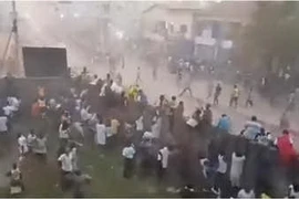 Các cổ động viên xô xát trong trận đấu. (Nguồn: Times of India)