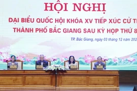 Phó Thủ tướng Thường trực Chính phủ Nguyễn Hòa Bình cùng các thành viên Đoàn đại biểu Quốc hội tỉnh Bắc Giang tiếp xúc cử tri. (Ảnh: Đồng Thúy/TTXVN)