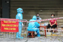 Lấy mẫu xét nghiệm COVID-19 cho người dân Hà Nội. (Ảnh: Thành Đạt/TTXVN)