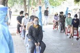Người dân đến xét nghiệm chấp hành nghiêm Thông điệp 5K của Bộ Y tế tại điểm xét nghiệm trên địa bàn quận Hải Châu. (Ảnh: Văn Dũng/TTXVN)