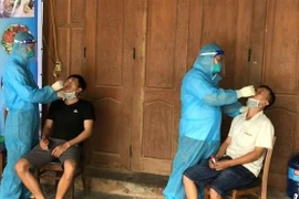 Lấy mẫu xét nghiệm COVID-19. (Ảnh: Võ Dung/TTXVN)