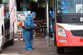 Phun khử khuẩn ở khu vực có người dân Quảng Trị lưu trú ở TP.Hồ Chí Minh trở về và xuống tàu tại ga Đông Hà (Quảng Trị). (Ảnh: Hồ Cầu/TTXVN)