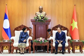 Chủ tịch nước Nguyễn Xuân Phúc tiếp Phó Chủ tịch nước Lào Pany Yathotou. (Ảnh: Thống Nhất/TTXVN)