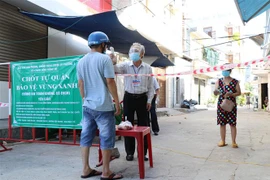 Tổ phòng, chống COVID cộng đồng phường 1, thành phố Tuy Hòa lập chốt giữ "Vùng xanh" - vùng an toàn, không có dịch. (Ảnh: Phạm Cường/TTXVN)