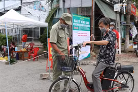 Tổ tự quản bảo vệ "Vùng xanh" an toàn tại tổ dân phố thuộc khu phố 4, phường Tương Bình Hiệp, thành phố Thủ Dầu Một, tỉnh Bình Dương. (Ảnh: Dương Chí Tưởng/TTXVN) 