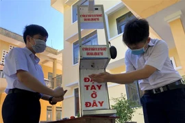 Máy rửa tay tự động không tiếp xúc được mọi người ưa chuộng bởi nhỏ gọn, tiện dụng, hiệu quả khả thi. (Ảnh: Lê Ngọc Phước/TTXVN)