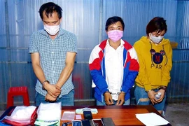 Các đối tượng mua bán trái phép ma túy bị Công an bắt giữ. (Ảnh: TTXVN phát)