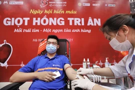 Hiện nay, Viện Huyết học - Truyền máu Trung ương đang tổ chức chương trình hiến máu "Giọt hồng tri ân" nhằm tăng cường kêu gọi người dân đến hiến máu. (Ảnh: Minh Quyết/TTXVN)