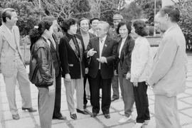 Chủ tịch Quốc hội Lê Quang Đạo gặp gỡ các đại biểu Quốc hội tại Kỳ họp thứ 11, Quốc hội khóa VIII (1992). (Ảnh: Xuân Tuân/TTXVN)