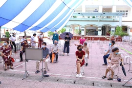 Người dân chờ lấy mẫu xét nghiệm SARS- Cov 2 tại trường THCS Ngô Gia Tự (phường Bạch Mai, quận Hai Bà Trưng) sáng 10/8. (Ảnh: Hoàng Hiếu/TTXVN)