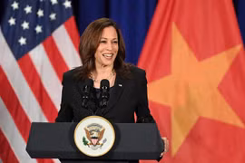 Phó Tổng thống Hoa Kỳ Kamala Harris phát biểu tại buổi họp báo chiều 26/8. (Ảnh: TTXVN)