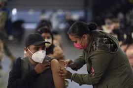 Nhân viên y tế tiêm vaccine ngừa COVID-19 cho người dân tại Mexico City, Mexico, ngày 11/8/2021. (Ảnh: THX/ TTXVN)