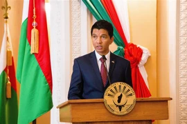 Tổng thống Andry Rajoelina phát biểu tại cuộc họp báo ở Antananarivo, Madagascar. (Ảnh: AFP/TTXVN)