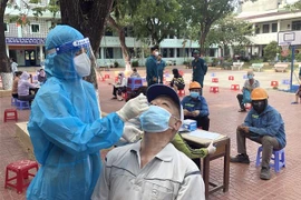 Test nhanh SARS-CoV-2 cho người dân tại Bình Định (Ảnh: Nguyên Linh/TTXVN)
