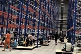 Điểm cách ly tạm thời tại "vùng đỏ" ở thị xã Tân Uyên, tỉnh Bình Dương bị quá tải. (Ảnh: TTXVN phát)