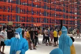 Điểm cách ly tạm thời tại vùng đỏ ở thị xã Tân Uyên, tỉnh Bình Dương bị quá tải. (Ảnh: TTXVN phát)