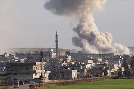 Khói bốc lên sau các cuộc giao tranh giữa quân đội Syria và lực lượng phiến quân tại Daraa, Syria ngày 16/3/2021. (Ảnh: Anadolu Agency/TTXVN)