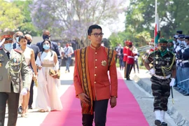 Tổng thống Madagascar Andry Rajoelina (giữa) tới Cung Manjakamiadana ở Antananarivo, ngày 6/11/2020. (Ảnh: AFP/TTXVN)