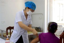 Tiêm thử nghiệm vaccine Covivac cho các tình nguyện viên. (Ảnh: Thế Duyệt/TTXVN)