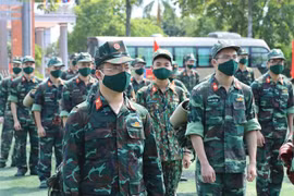 Lực lượng quân y gồm các bác sỹ, y tá, điều dưỡng thuộc Học viên Quân y, Bệnh viện Quân y 103 và Viện Quân y 7 (Quân khu 3) lên đường làm nhiệm vụ tại TP Hồ Chí Minh và tỉnh Bình Dương ngày 6/8. (Ảnh: Trọng Đức/TTXVN)