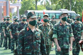 Lực lượng quân y gồm các bác sỹ, y tá, điều dưỡng thuộc Học viên Quân y, Bệnh viện Quân y 103 và Viện Quân y 7 (Quân khu 3) lên đường làm nhiệm vụ tại TP Hồ Chí Minh và tỉnh Bình Dương ngày 6/8. (Ảnh: Trọng Đức/TTXVN)