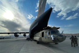 Máy bay trực thăng CH-47 Chinook được chuyển lên máy bay vận tải C-17 Globemaster III của Không lực Mỹ tại sân bay quốc tế Hamid Karzai ở Kabul, Afghanistan, ngày 28/8/2021. (Ảnh: THX/TTXVN)