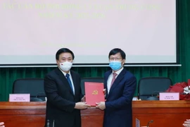 Đồng chí Nguyễn Xuân Thắng, Ủy viên Bộ Chính trị, Chủ tịch Hội đồng Lý luận Trung ương, Giám đốc Học viện Chính trị quốc gia Hồ Chí Minh trao Quyết định bổ nhiệm chức danh Phó Chủ tịch chuyên trách Hội đồng Lý luận Trung ương cho GS.TS Nguyễn Quang Thuấn.