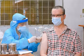 Người nước ngoài sinh sống, học tập, làm việc tại Thành phố Hồ Chí Minh tiêm vaccine trong đợt tiêm vaccine đầu tháng 8. (Ảnh: Xuân Khu/TTXVN)